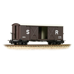 (image for) 393-028 Bogie Covered Goods Wagon SR Brown