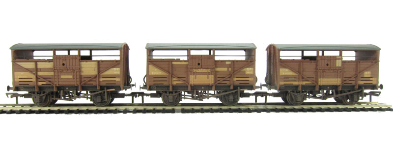 (image for) 37-715SH Pack of 3 8 ton cattle wagons in BR bauxite (early)