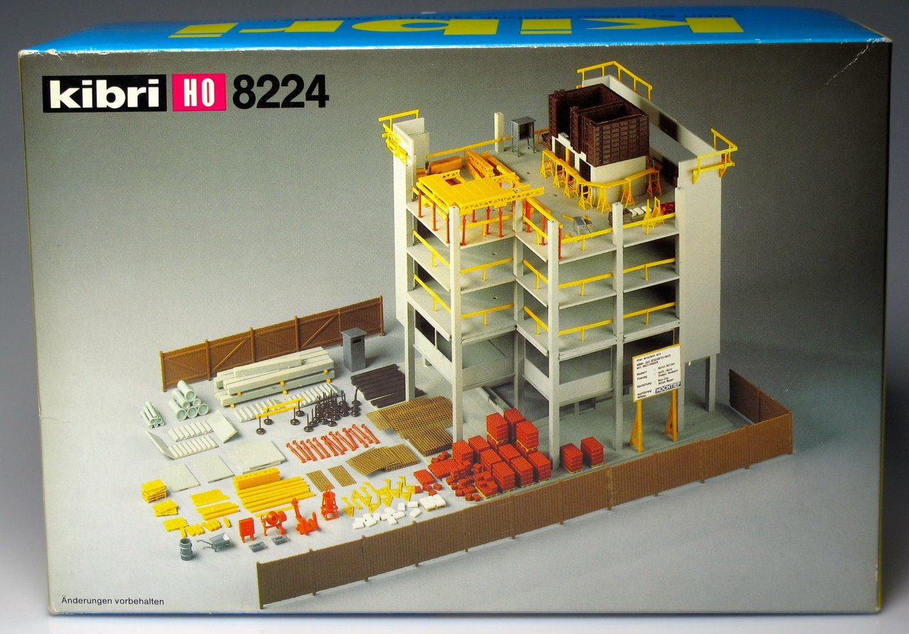 (image for) 8224 H0 Scale House under construction
