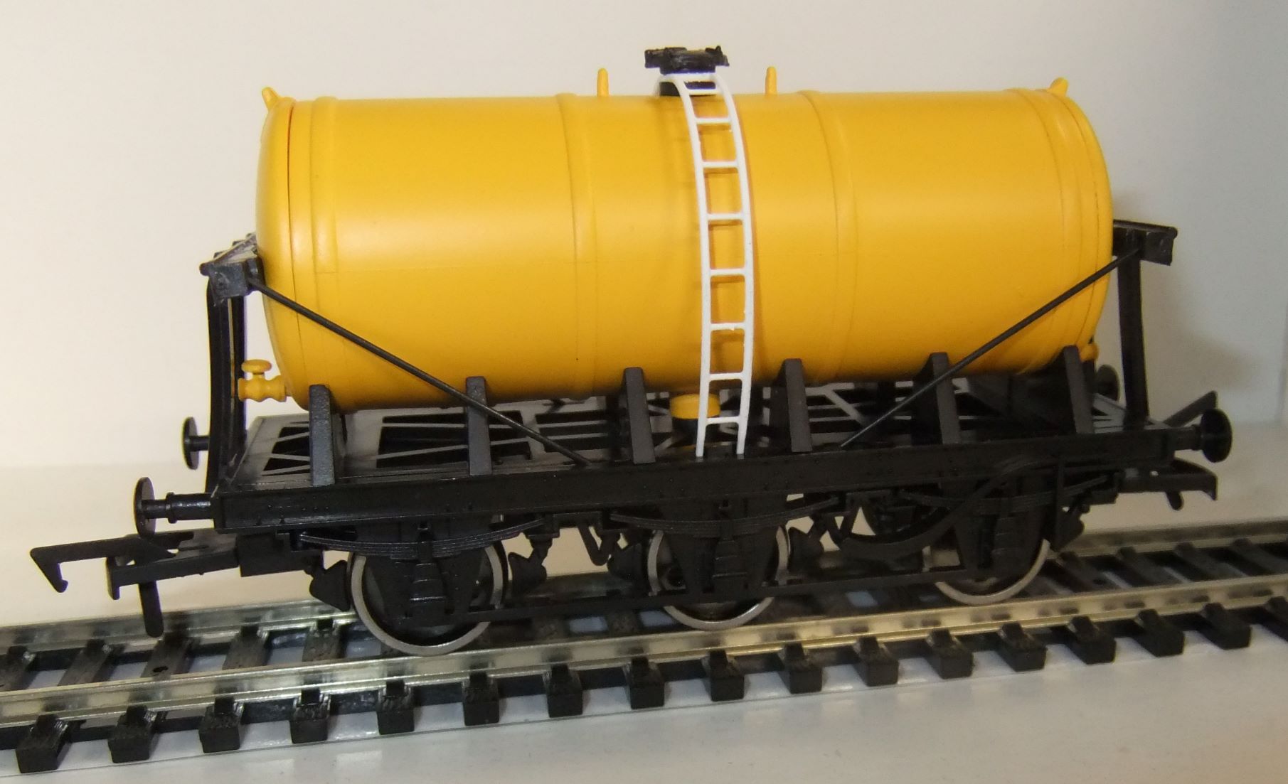 (image for) MU2990006 6 wheel milk tanker yellow
